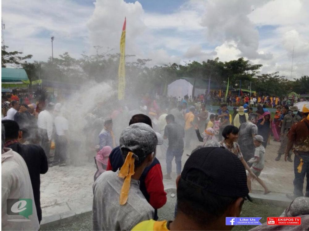 Tradisi Belimbur Menandai Puncak Penutupan Pesta Adat di Kutim
