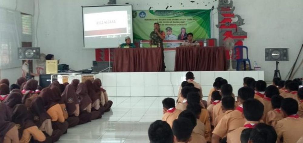 Babinsa Bakar Semangat Bela Negara Pelajar SMP di Kaubun