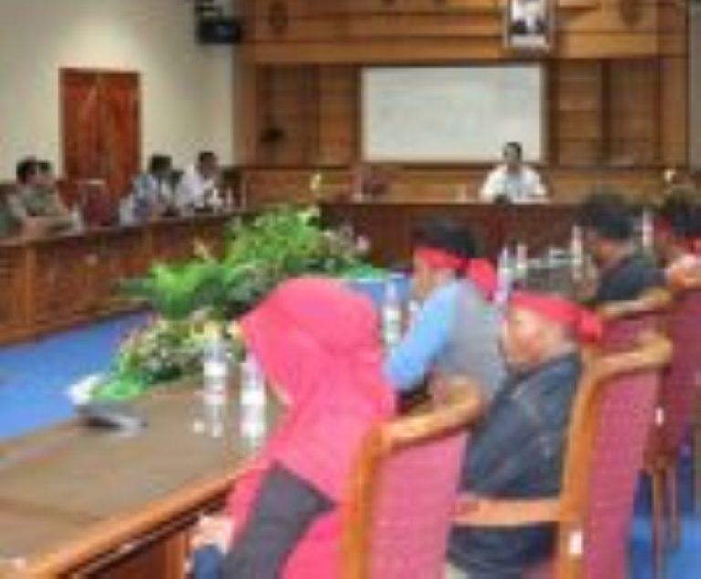 Ketua DPRD Kutim Terima Hearing Korban PHK PT AE