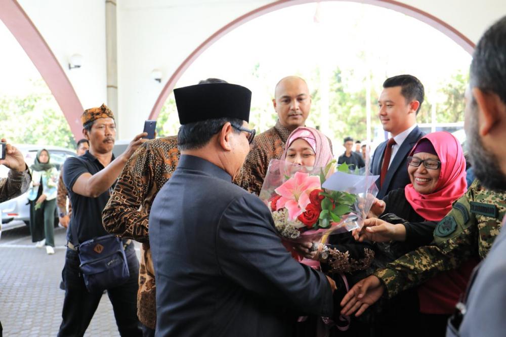 Sekuntum Bunga dari Emak-emak Sambut Kehadiran Prabowo di Sabuga Bandung 