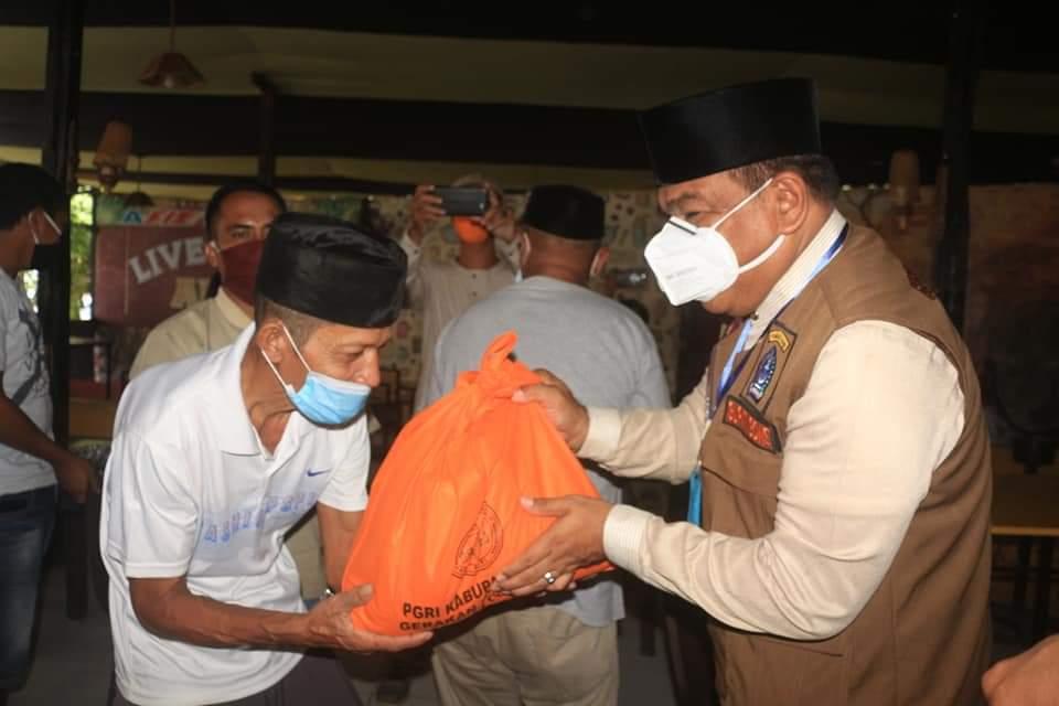 Bupati Bone Pantau Penyaluran Bantuan Sembako: Catat Semua yang Layak Dapat 