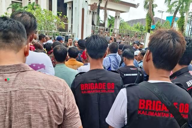 Demo Muara Kate di Kalsel: Cabut Izin MCM, Setop Hauling di Jalan Negara!