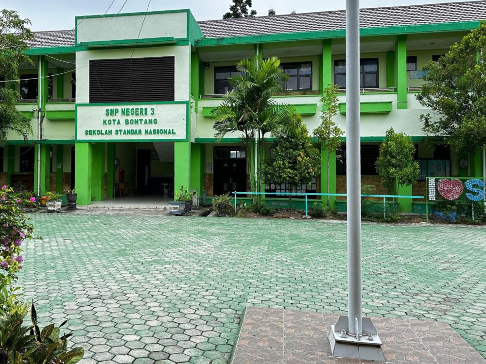 Perbaikan Infrastruktur Sekolah, SMPN 3 Bontang Tata Halaman Upacara