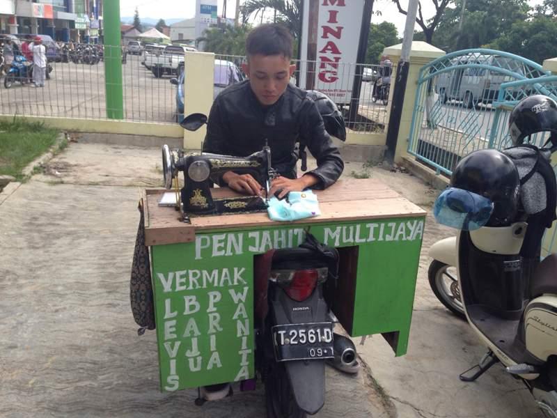 MENGENAL DEDE, TUKANG JAHIT KELILING DI KOTA BONTANG