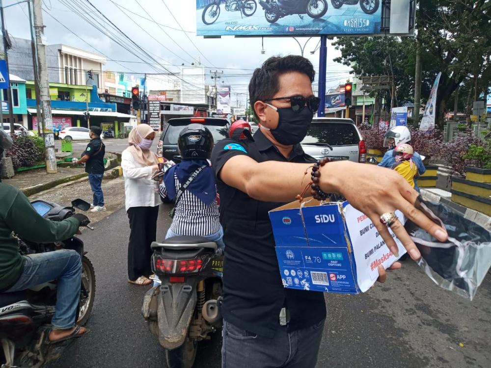 Tangkal Corona, Pengembang Bumi Cilellang Mas Bagi-bagi Masker
