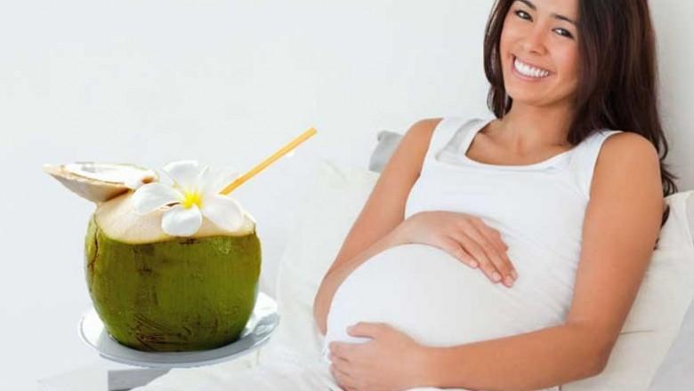 Ini Loh Manfaat Air Kelapa untuk Ibu Hamil