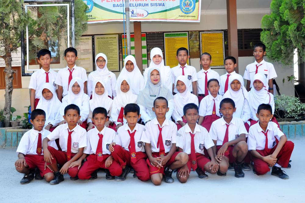 MIRIS, SISWA SDN 004 BONTANG SELATAN MENYETOP KENDARAAN SAAT BERANGKAT DAN PULANG SEKOLAH