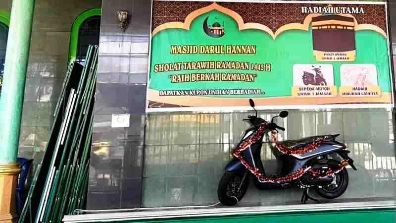 Asyik.. Terawih Hadiah Umrah di Masjid Samarinda