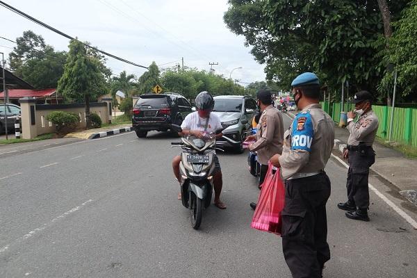 Berbagi Takjil, Polsek Bontang Utara Ajak Masyarakat Lawan Covid-19