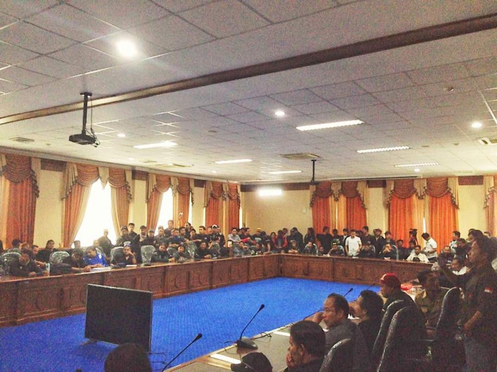 Ratusan Buruh Berorasi di Kantor DPRD Kutim