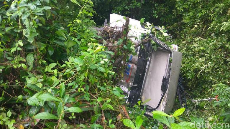 Mobil Operasional TVRI Masuk Jurang Usai Live