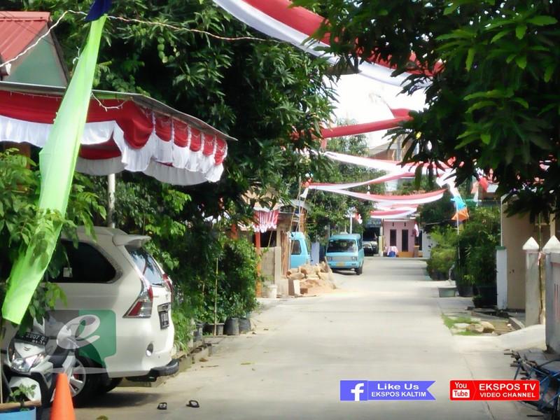RAYAKAN KEMERDEKAAN, WARGA BENTANGKAN BENDERA TERPANJANG DI BONTANG