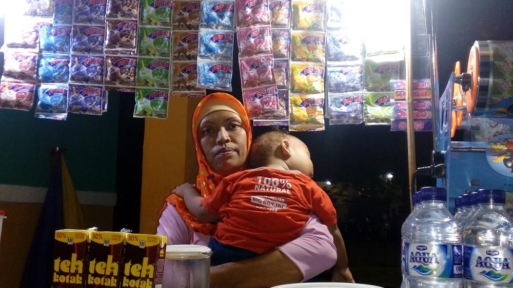 BERPROFESI SEBAGAI PENJUAL MINUMAN DINGIN KELILING, NUR MERAUP OMSET JUTAAN RUPIAH
