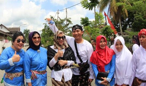 PUNCAK ERAU 2016 DITANDAI NGULUR NAGA DIIRINGI PROSESI BELIMBUR