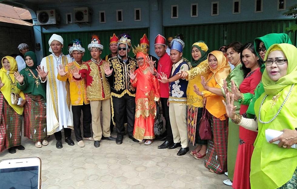 Kenalkan Sangkulirang Rock Art, Galang Donasi hingga Kampanye Lewat Busana Adat