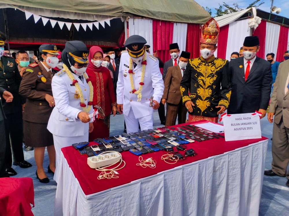 Puluhan Ponsel dan Korek Gas Hasil Razia di Lapas Bontang Dimusnahkan