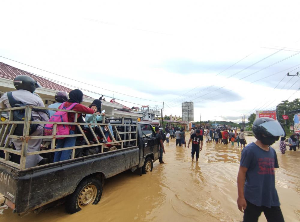 Nekat Terobos Banjir, Truk Terbalik di Jalan Poros Bontang -Samarinda
