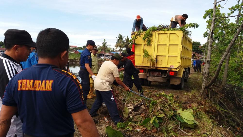 Jumat Bersih Kelurahan Berbas Tengah di Kawasan Pesisir