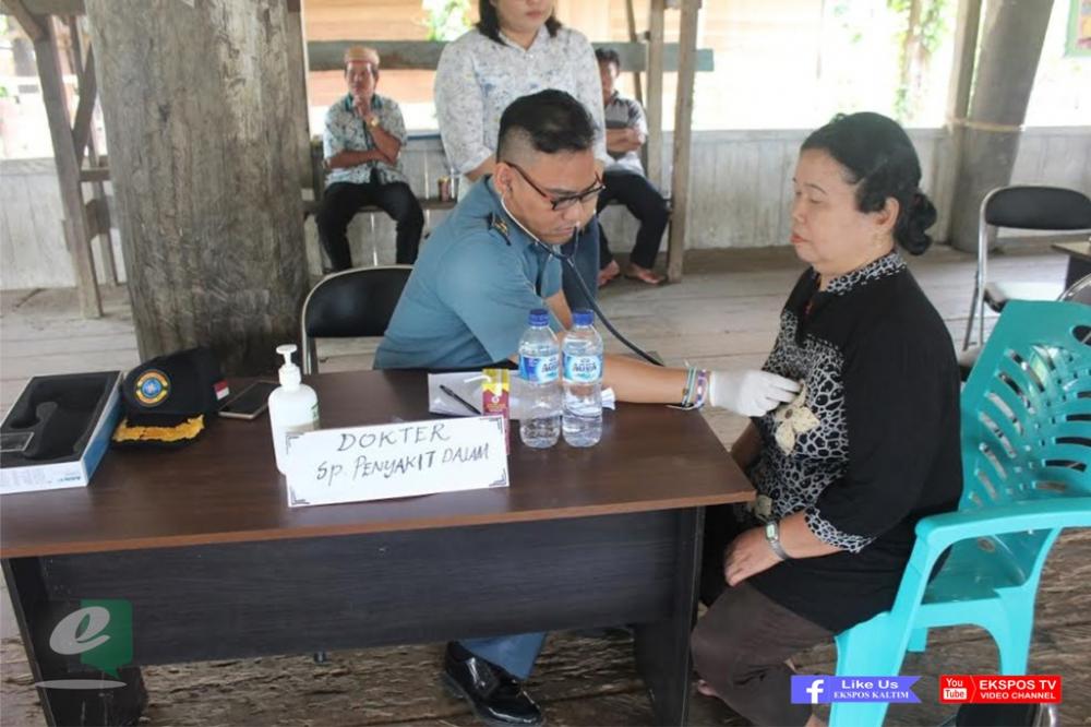 Dokter Spesialis Angkatan Laut Tangani Kesehatan Warga Perbatasan