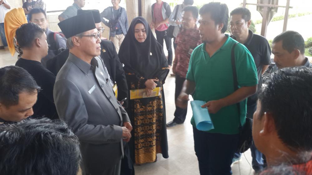 Keluhkan Proyek Masjid Al-Faruq, Warga Geruduk Kantor DPRD Kaltim