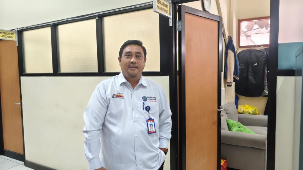 Inovasi “Kadoku KTP-el”, Disdukcapil Serahkan KTP Elektronik kepada Remaja di Hari Ulang Tahun ke-17