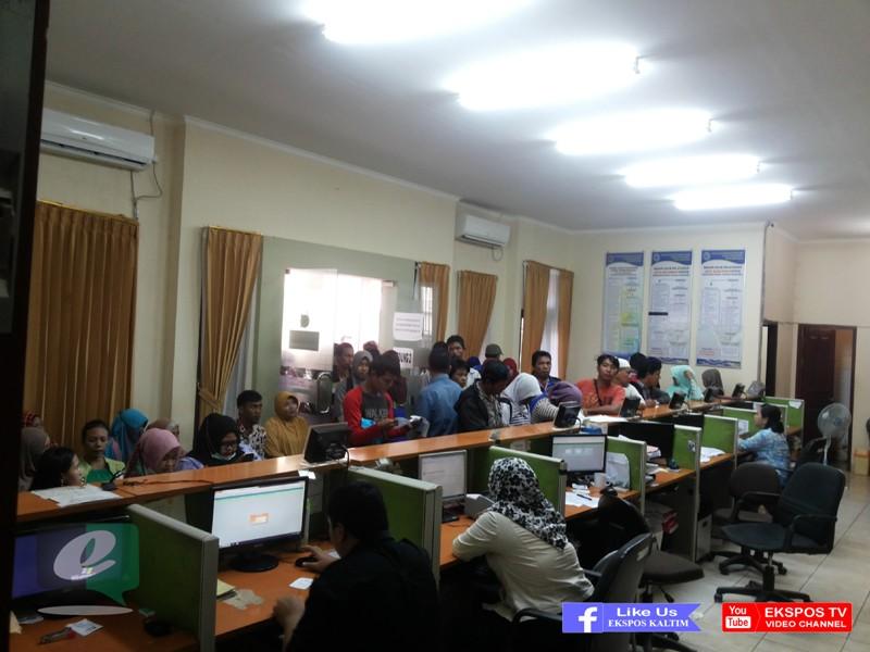 WARGA MEMBLUDAK,  DISDUKCAPIL GANTI LAYANAN NOMOR ANTRIAN DIGITAL DENGAN MANUAL