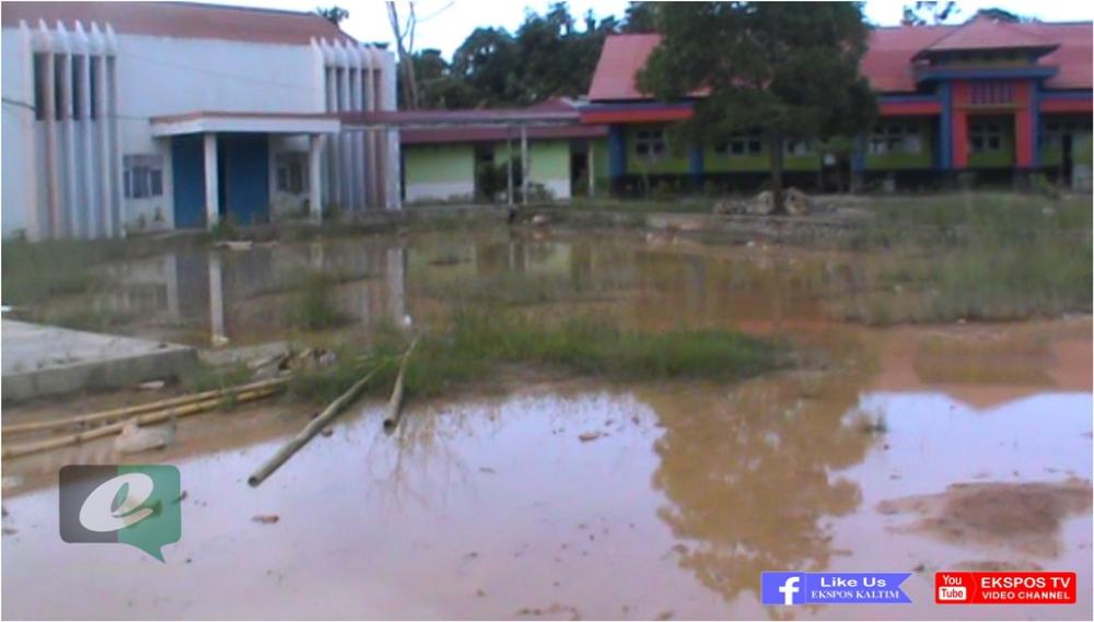 Tergenang Air, Halaman SMKN 3 Bontang Terlihat Kumuh