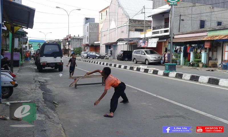Minim Fasilitas Olahraga, Bocah Dikawasan Ini Bermain Dengan Maut Di Badan Jalan