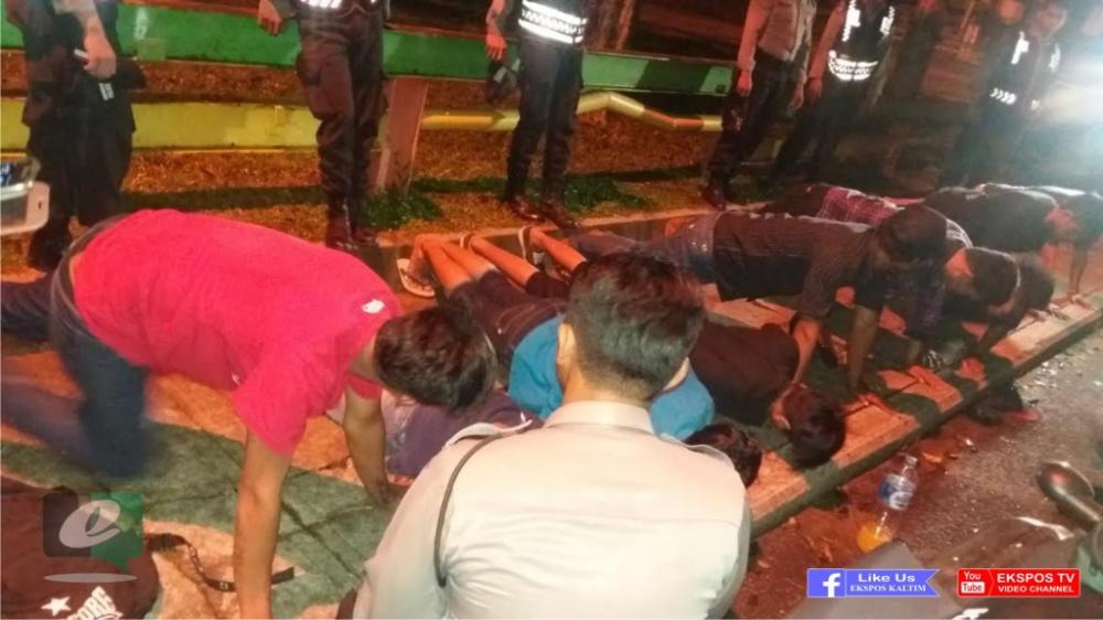 Diciduk Polisi Saat Asyik Minum Aldo, 8 Remaja Ini Diberi Hukuman Push Up 