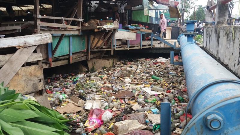 Banjir Sampah di Parit Pasar Rawa Indah, Pedagang: Ini Kiriman