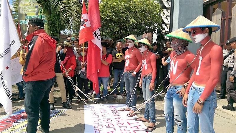Puluhan Mahasiswa dan Petani Geruduk Karang Paci