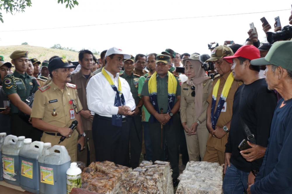 Pangdam VI/Mlw Ikut Panen Raya  di Tanah Laut yang Dihadiri Mentan