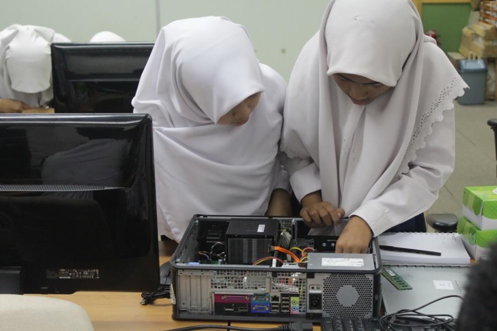 PT Kaltim Nitrate Indonesia Ajarkan Siswa Merakit Komputer