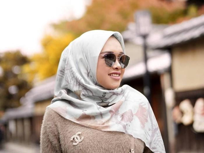 5 Hijab Buttonscarves Motif Elegan yang Nyaman Dipakai Nih Ladies