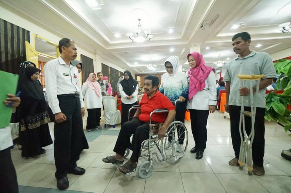 Sebanyak 15 Lansia di Bontang Terima Bantuan dari Pemkot