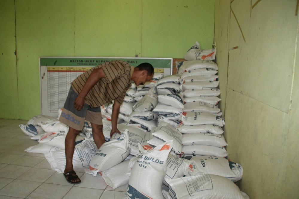 Kelurahan Api-api Salurkan Rastra ke 295 Rumah Tangga Miskin