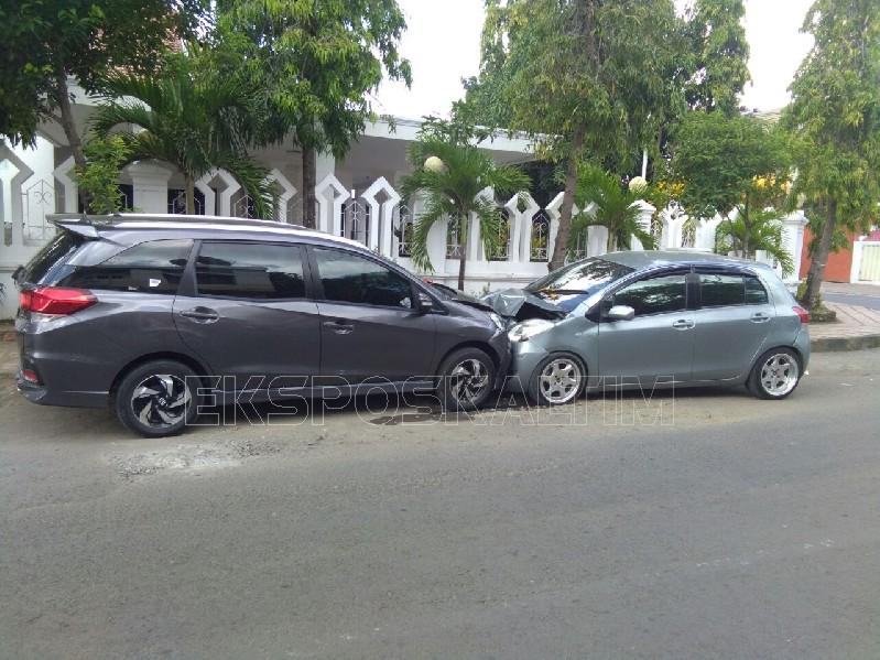 Pengemudi Mobilio Seruduk Mobil Parkir Depan Rujab Ketua DPRD Bone