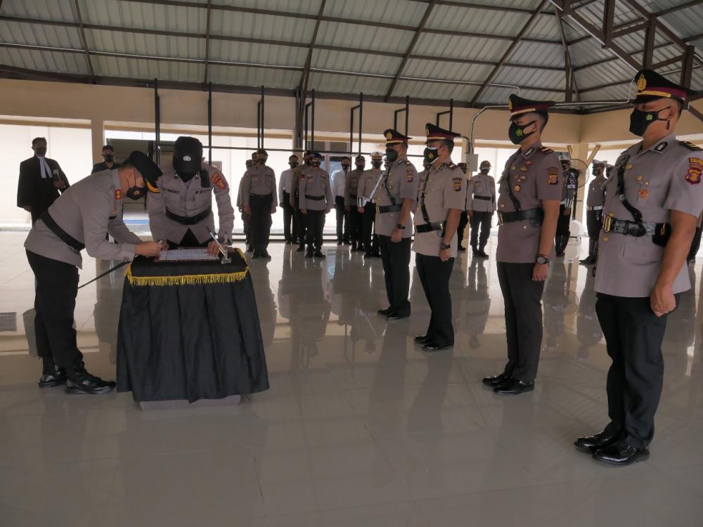 Polres Bontang Gelar Upacara Sertijab Kasat Resnarkoba dan Kapolsek Muara Badak       