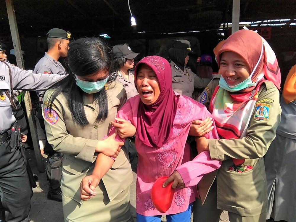 BREAKING NEWS: Pagi Ini, Kios Pedagang Kaki Lima di Pelabuhan Semayang Dibongkar