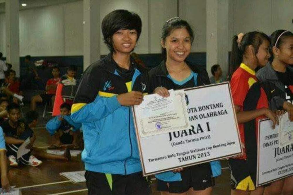 MENGENAL WANITA CANTIK ATLET BULU TANGKIS KEBANGGAAN BONTANG