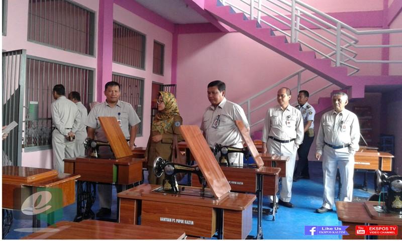 PUPUK KALTIM BERIKAN BANTUAN MESIN JAHIT KE WARGA BINAAN LAPAS
