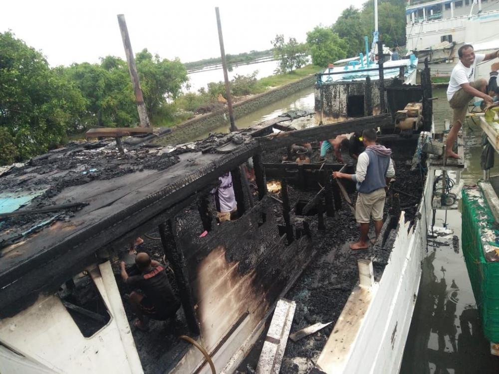Kapal Layar Motor Terbakar di Pelabuhan Tuju-tuju Bone