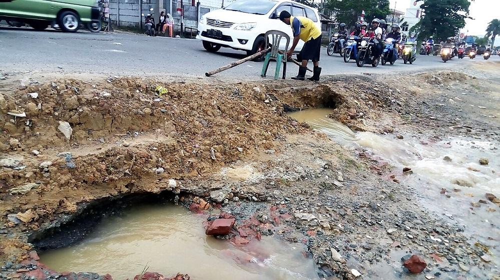 Pipa Bocor di Jalan Amblas, Pelayanan PDAM Terganggu