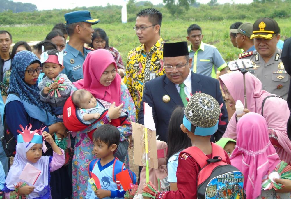Bupati Kutim Banjir Ajakan foto Bersama dari Guru dan Murid TK Al Hikmah