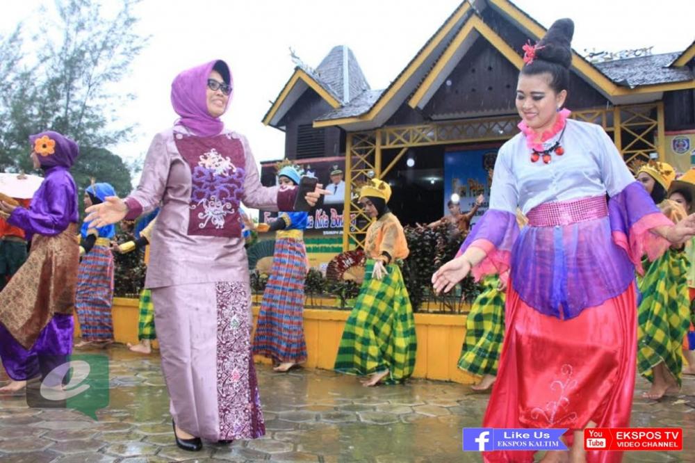 Meriahnya Pembukaan Erau Pelas Benua Guntung Buat  Walikota Neni Menangis