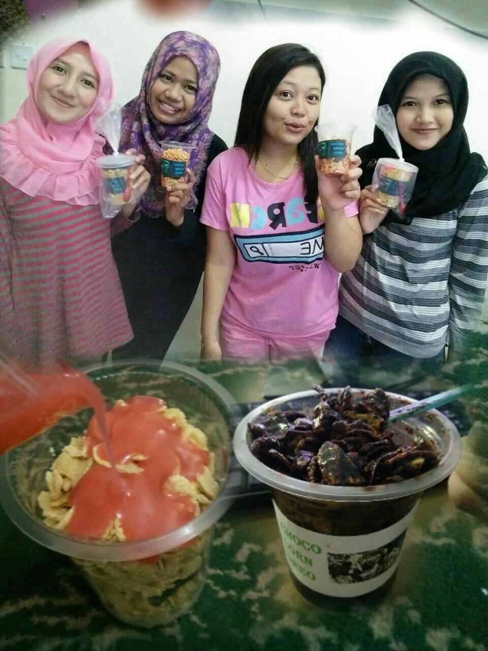 BUKA USAHA BARENG, KE EMPAT DARA CANTIK INI SERIUS KELOLA USAHA CHOCO CORN OREO
