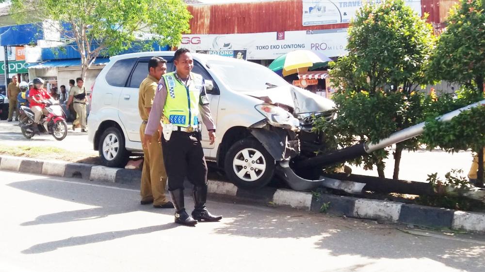 DIDUGA NGANTUK SAAT MENGEMUDI, MOBIL JENIS AVANZA MENGALAMI KECELAKAAN TUNGGAL