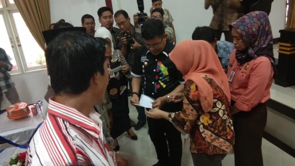 Program BSPS, 162 Buku Tabungan Bersaldo Rp 15 Juta Disalurkan ke Warga Bone