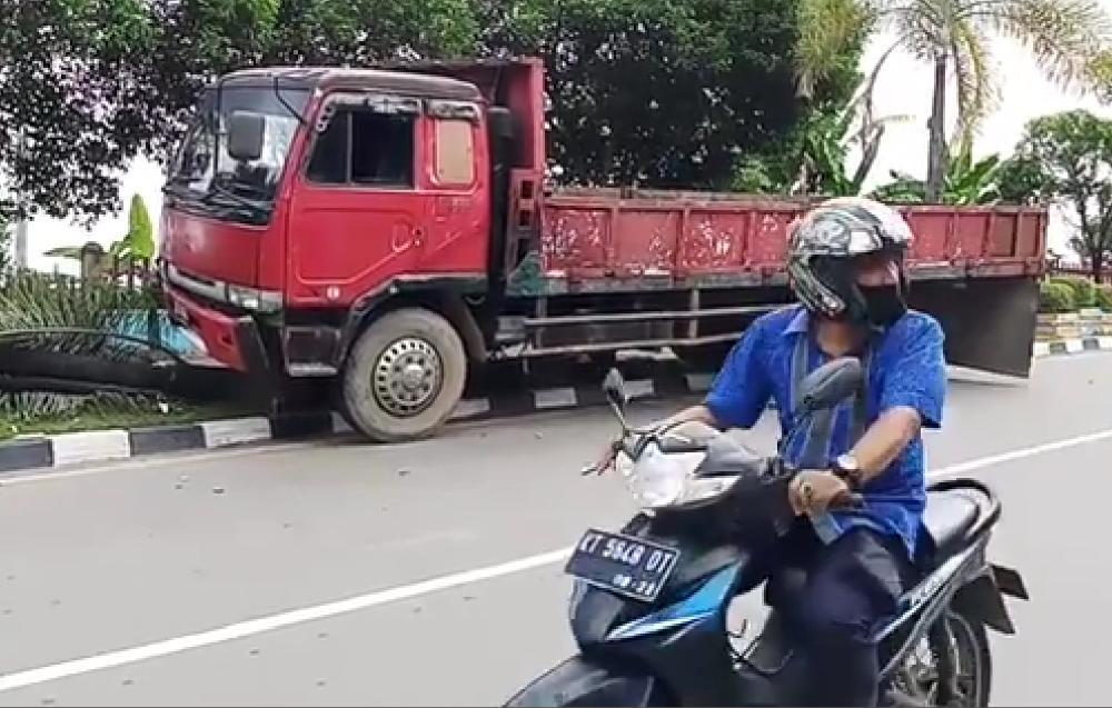 Rem Blong, Truk Hantam Median Jalan di Bontang