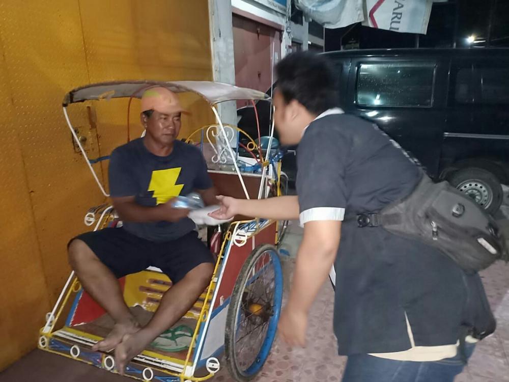 Komunitas Pallawa Rukka Bone Bagikan Makanan Sahur ke Pemulung dan Tukang Becak